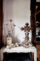 Crucifix vintage et autres objets décoratifs sur la table d'appoint