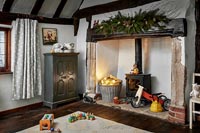 Grande cheminée dans la chambre des enfants décorée pour Noël