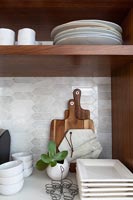 Vaisselle et accessoires de cuisine sur étagère en bois