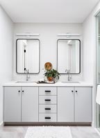 Salle de bain moderne blanc et noir