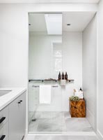 Cabine de douche dans une salle de bain moderne