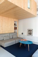 Salon moderne avec murs et plafond en bois