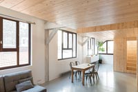 Espace de vie et salle à manger décloisonné contemporain avec murs en bois
