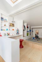 Chambre pour enfants moderne avec étagères intégrées et armoire ouverte
