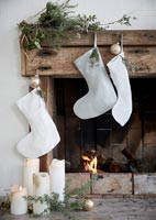 Bouchent la cheminée rustique décorée pour Noël