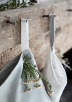 Bouchent la cheminée rustique décorée pour Noël