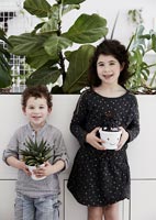 Enfants, tenue, plante, pots