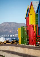 Cabines de plage colorées et vue côtière