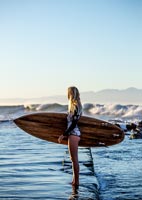 Jeune, femme, debout, mer, tenue, planche surf