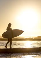 Femme, debout, plage, Coucher soleil, tenue, planche surf