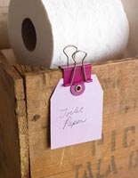 Boîte étiquetée de rouleaux de papier toilette