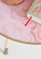 Table d'appoint rose - créée en couvrant avec du papier peint