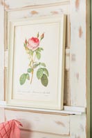 Peinture d'une rose contre la porte en bois peinte en détresse