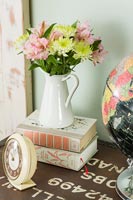 Cruche de fleurs vintage sur une pile de livres