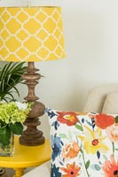 Coussin floral coloré et abat-jour à motifs jaunes