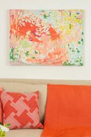 Peinture colorée et coussins dans le salon moderne