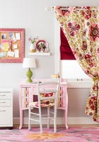 Chambre colorée avec rideaux à motifs et coussin assorti