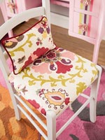 Housse de chaise en tissu coloré à motifs et coussin assorti