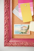 Panneau de liège encadré coloré avec des nuanciers et une carte postale épinglée