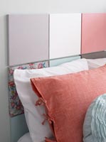 Tête de lit colorée faite de panneaux carrés recouverts de tissu t-shirt