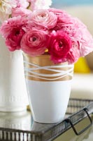Roses roses dans un vase or et blanc