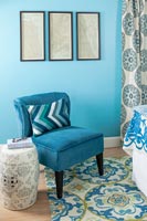 Chaise bleue dans une chambre à thème bleu coloré