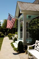 Drapeau américain sur poteau sur porche de maison de campagne