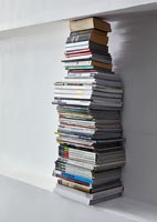 Grande pile de livres en alcôve