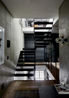 Vue de l'escalier en métal noir dans une maison industrielle