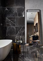 Carrelage en marbre dans la salle de bain moderne