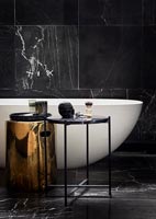 Carrelage en marbre dans une salle de bain moderne en noir et blanc