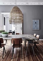 Table à manger en bois dans une salle à manger moderne avec des murs peints en gris