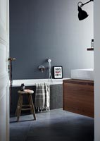 Salle de bain moderne grise