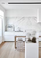Dosserets en marbre dans la cuisine moderne