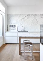 Dosserets en marbre dans la cuisine moderne