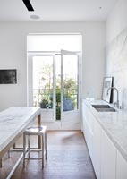 Dosserets et plans de travail en marbre dans une cuisine moderne