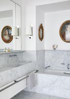 Peintures classiques dans une petite salle de bain en marbre