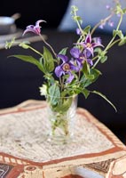 Petit vase de fleurs sauvages sur table d'appoint en bois