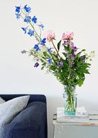 Vase de fleurs sur table d'appoint en bois