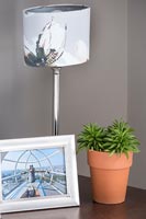 Table de chevet avec lampe, photographie de mariage et plante