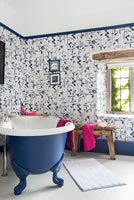 Salle de bain moderne colorée