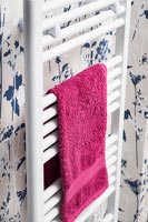 Serviette rose sur radiateur serviette blanche