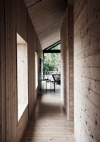 Couloir dans une cabane contemporaine en bois