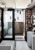 Salle de bain moderne avec mur en pierres apparentes