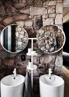 Salle de bain moderne avec mur en pierres apparentes - double vasque