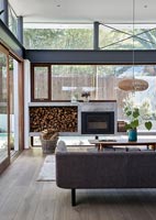 Salon vitré moderne avec poêle à bois
