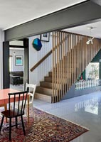 Escalier en bois à lattes dans un espace de vie ouvert moderne