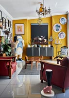 Salon éclectique avec mur caractéristique peint en jaune