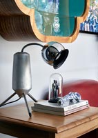 Lampe chrome moderne sur table d'appoint