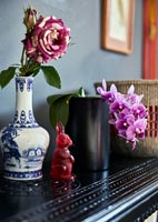 Rose vintage unique dans un vase et une orchidée